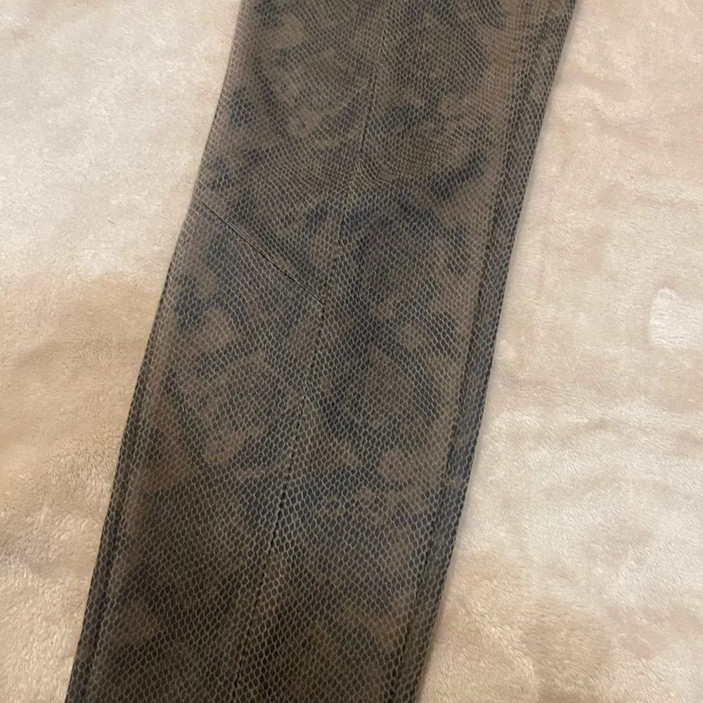 Philosophy Brown and Black Patterned Leggings
Faux leather size M - Picture 10 of 10